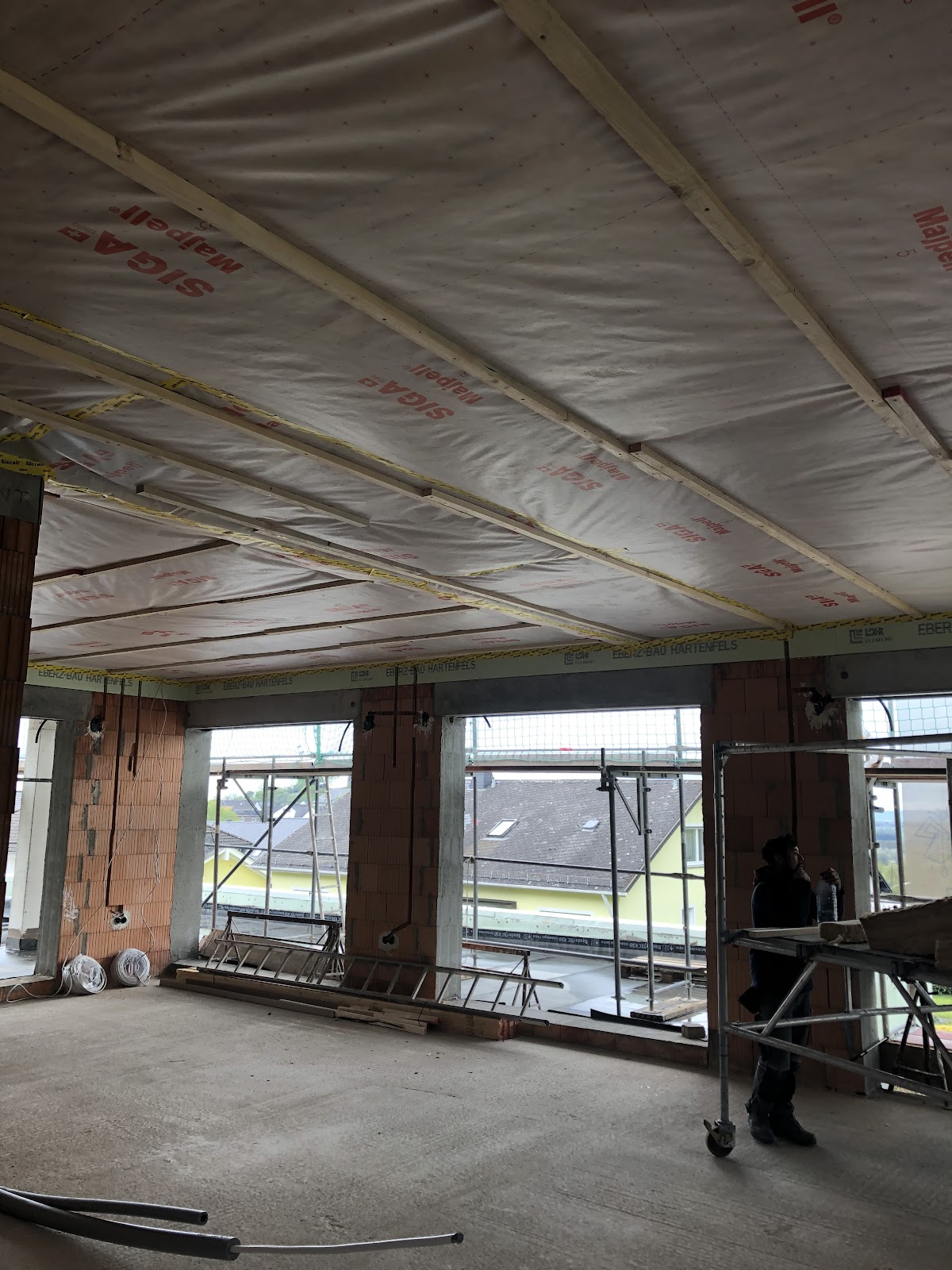 Neubau mit luftdicht verklebter Dachdecke über Ziegelwänden